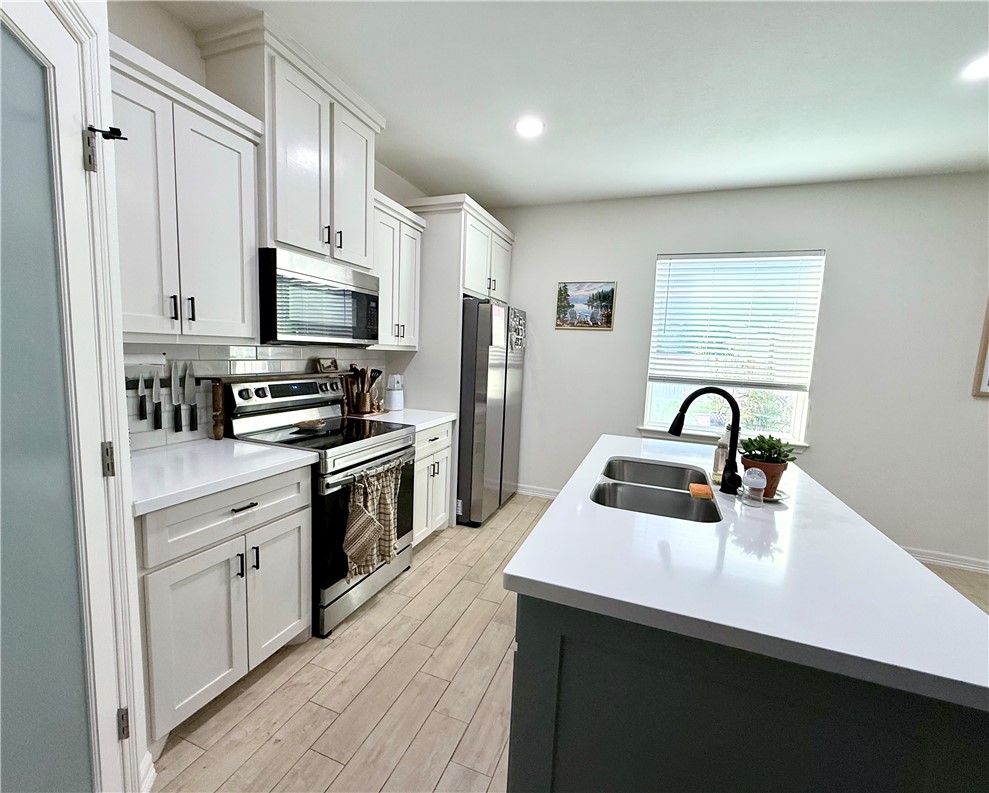 1133 La Esmeralda Dr Property Photo 7