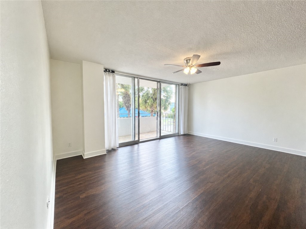 715 S Upper Broadway St 205 Property Photo 5