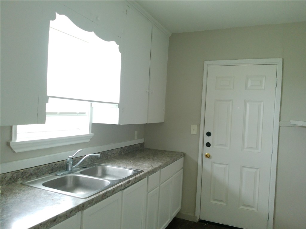 2837 Sarita St Property Photo 4