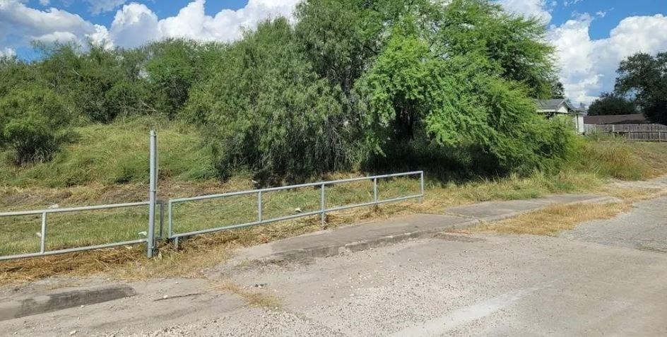 610 W Avenue I Property Photo 5