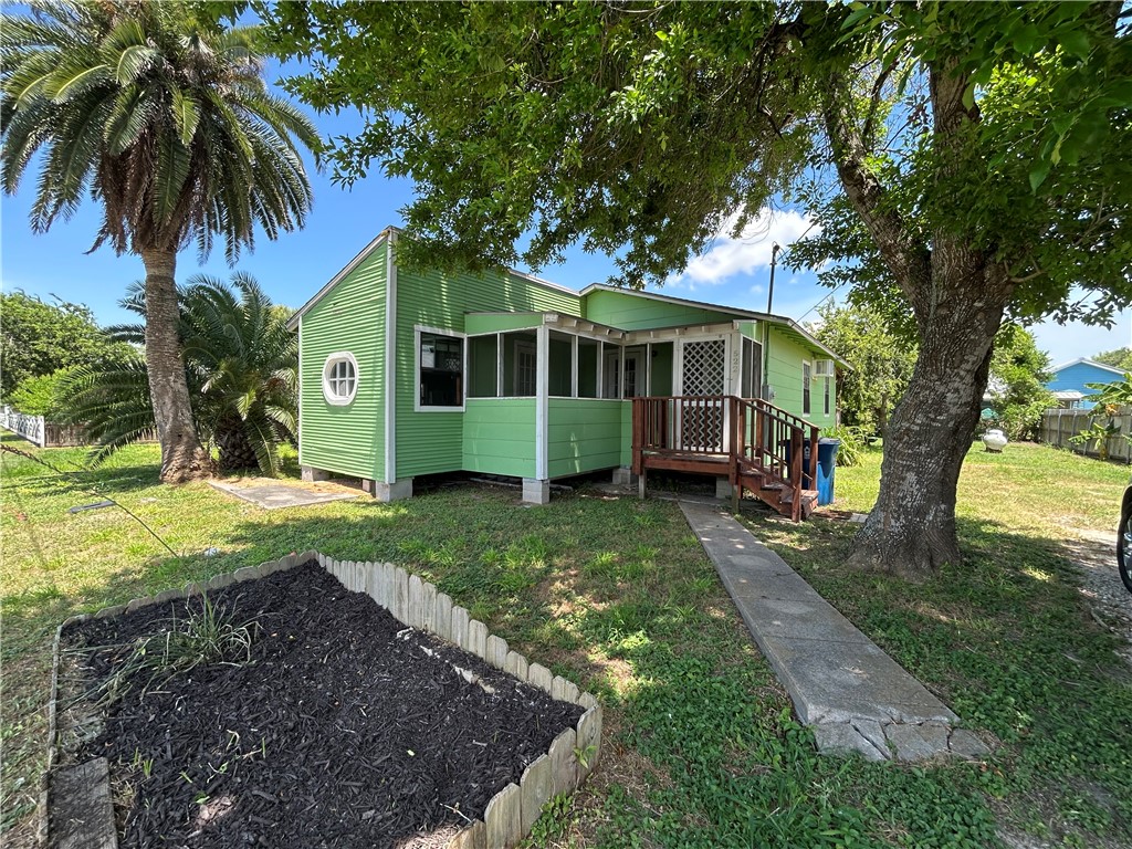 522 1st St Property Photo 1