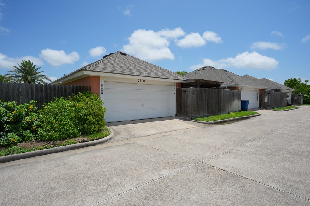 2300 Naples Dr Property Photo 12