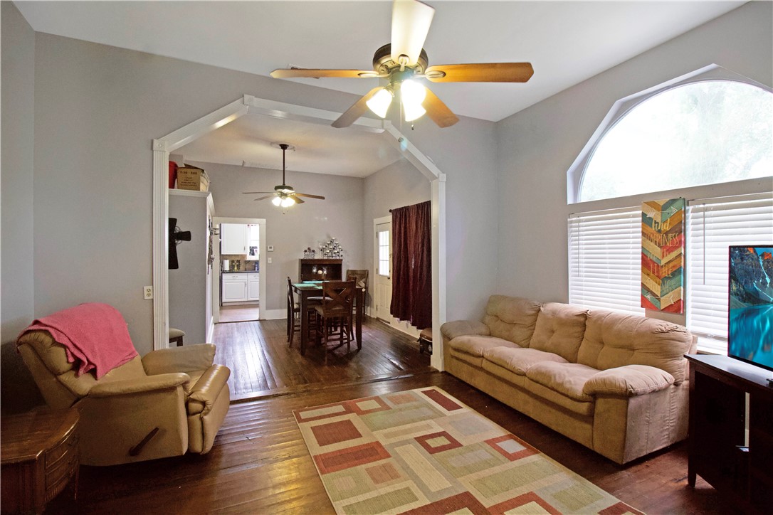 810 W Jones St Property Photo 2