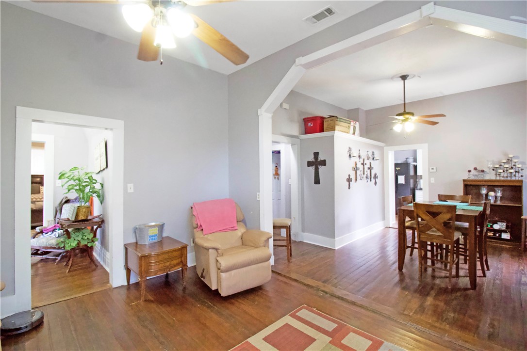 810 W Jones St Property Photo 3