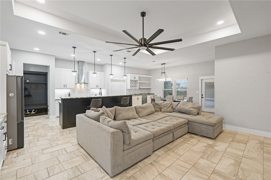 9518 Spanish Oak Dr Property Photo 3