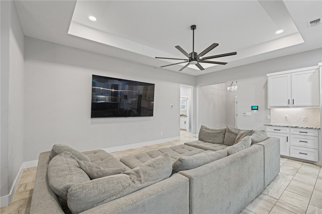 9518 Spanish Oak Dr Property Photo 4