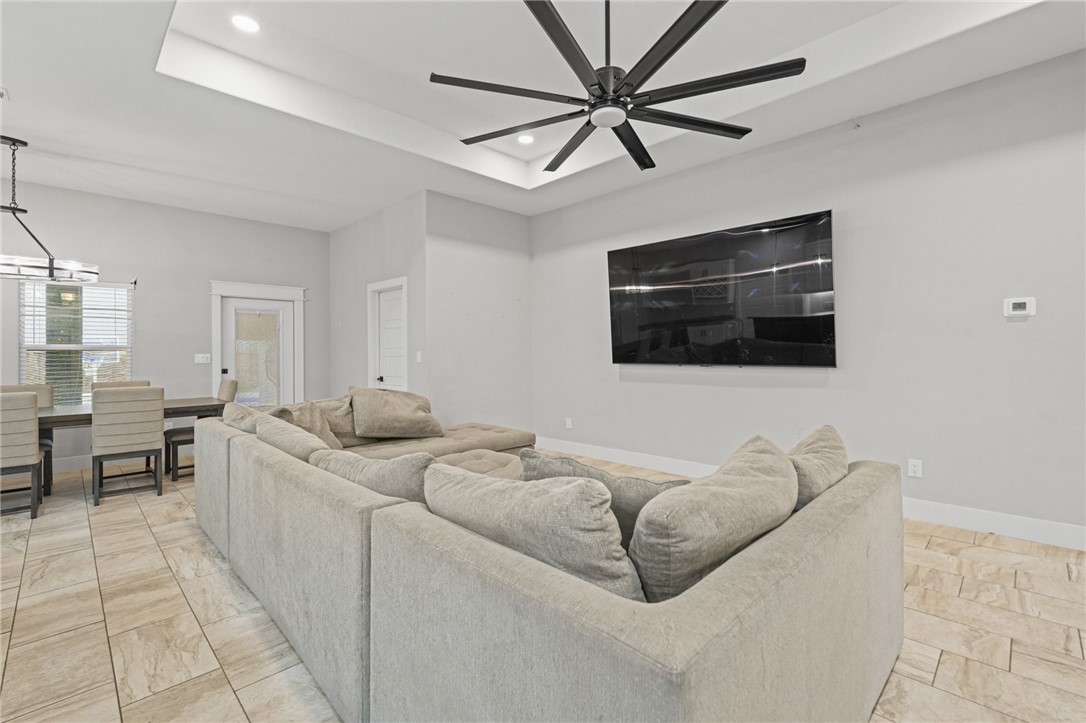 9518 Spanish Oak Dr Property Photo 6