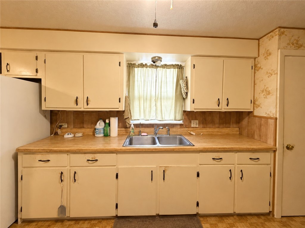 736 Fetick Property Photo 8