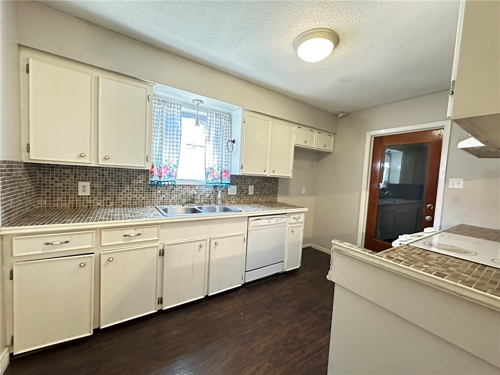 2114 Saint Charles Dr Property Photo 6