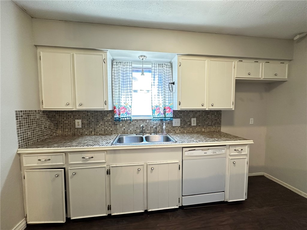 2114 Saint Charles Dr Property Photo 7