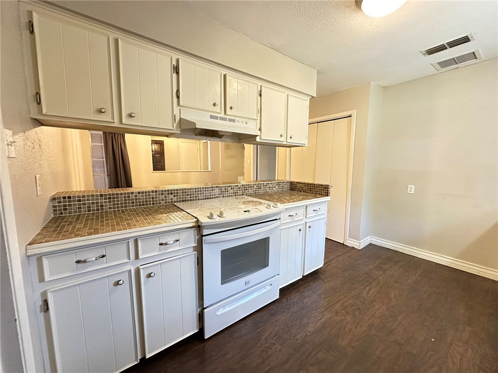 2114 Saint Charles Dr Property Photo 8