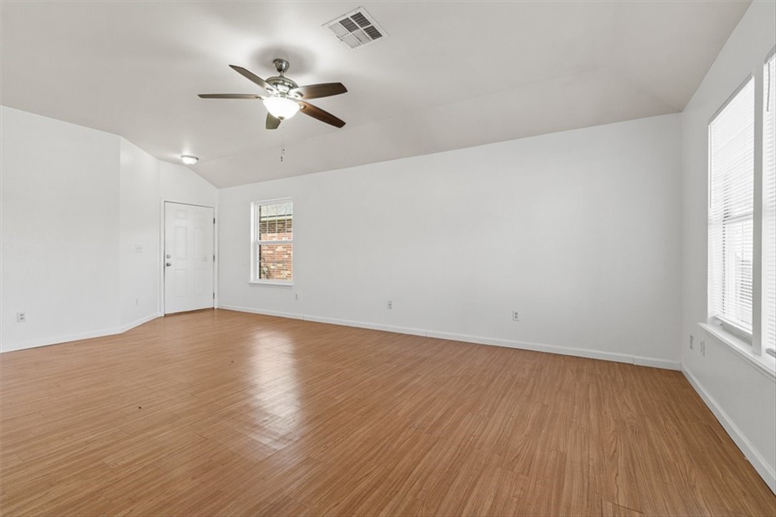 1009 Cupertino St Property Photo 7