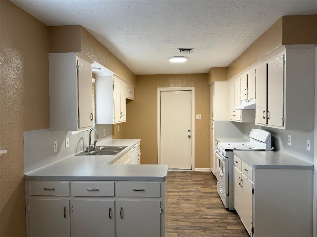 205 Santa Monica St Property Photo 4