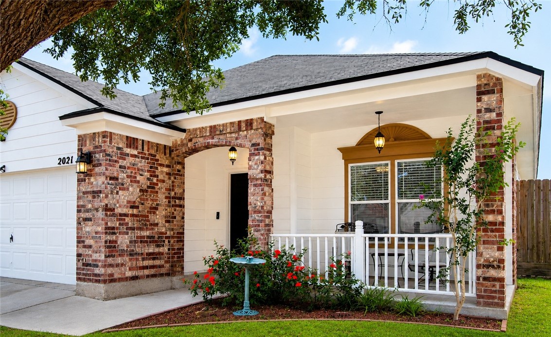 2021 Overland Trl Property Photo 3