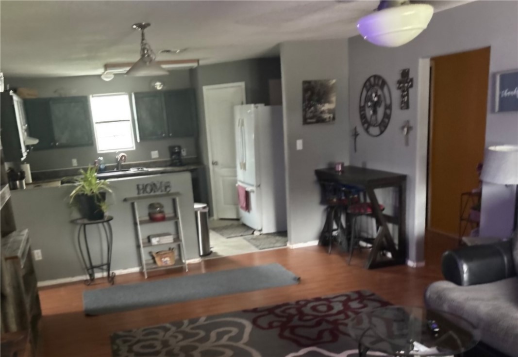 718 Seabreeze St Property Photo 3