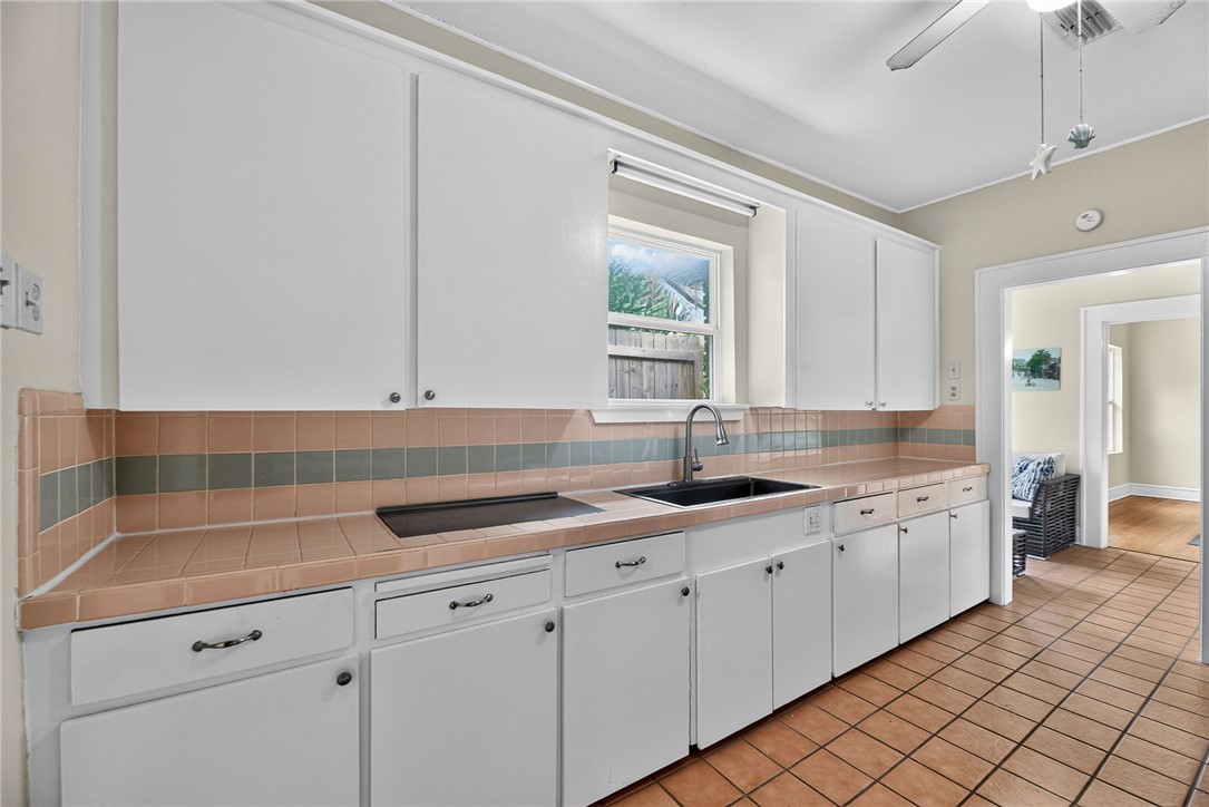 421 Cole St Property Photo 15