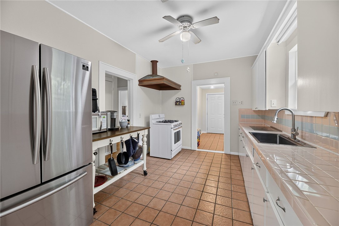 421 Cole St Property Photo 16