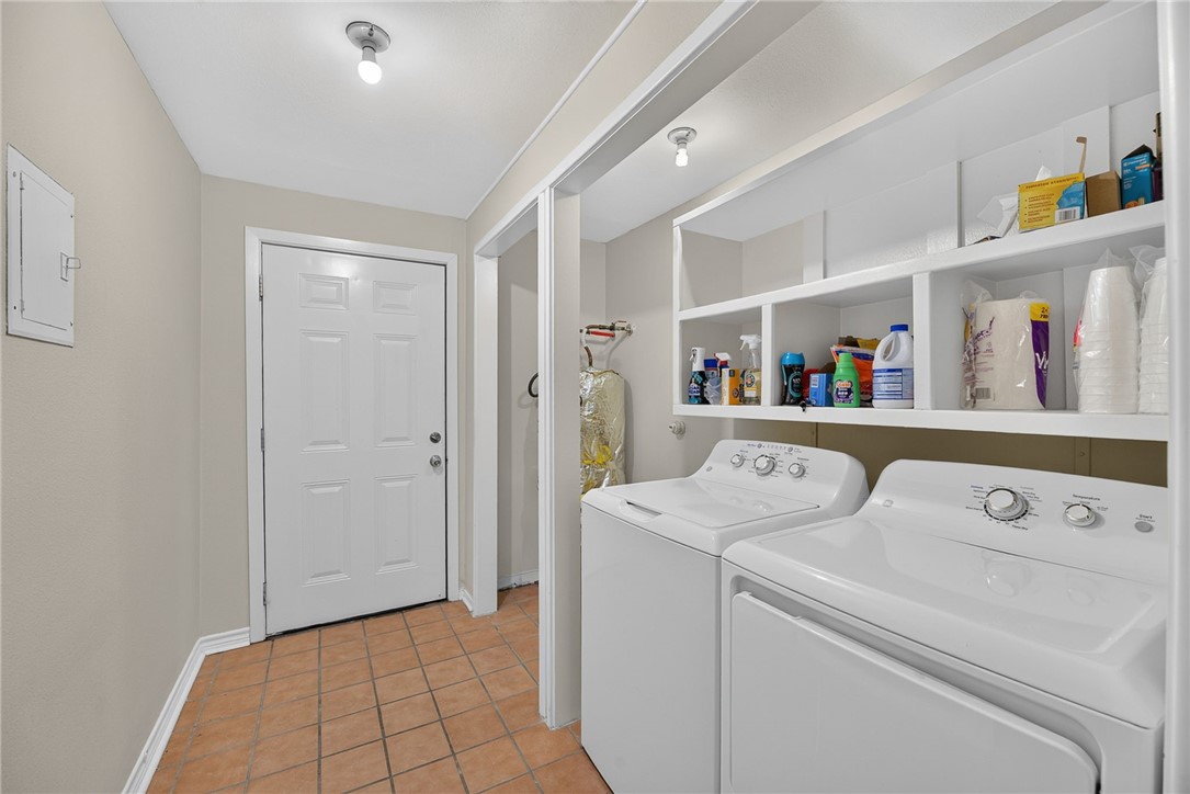 421 Cole St Property Photo 17