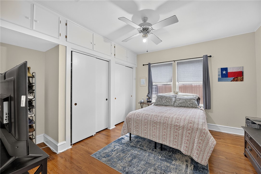 421 Cole St Property Photo 18