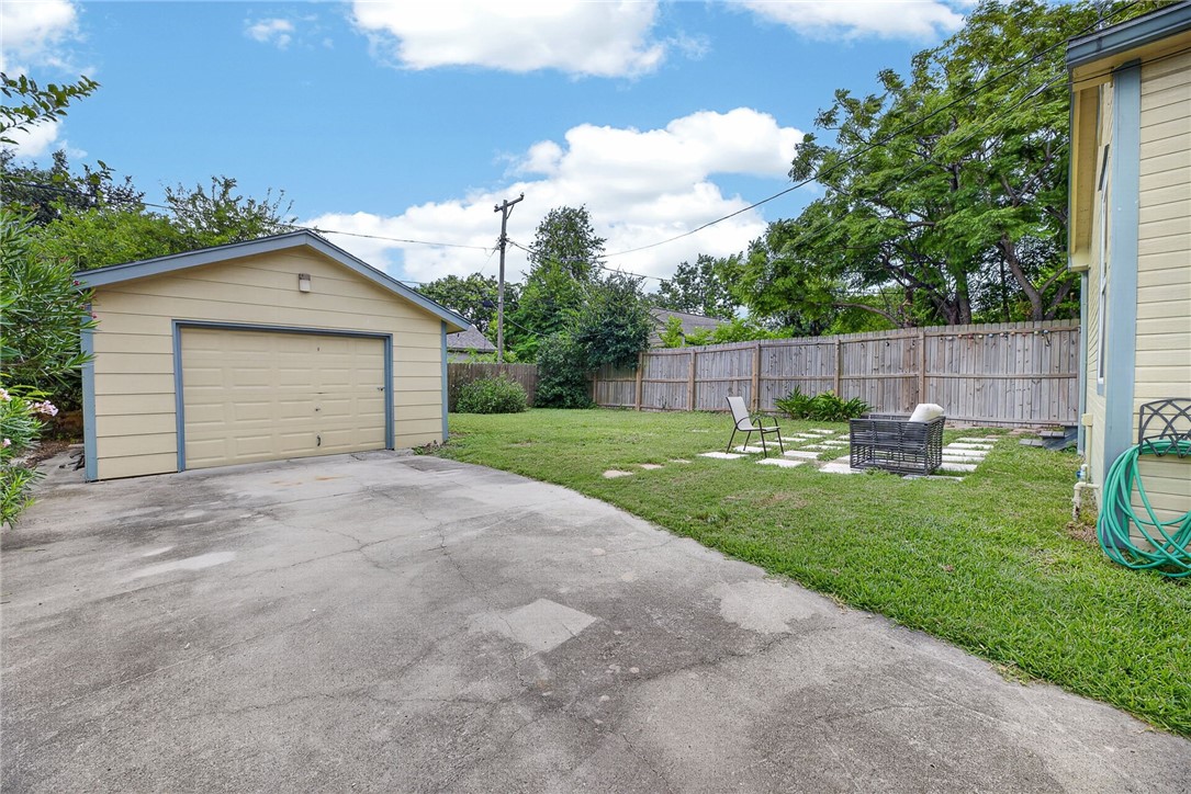 421 Cole St Property Photo 27