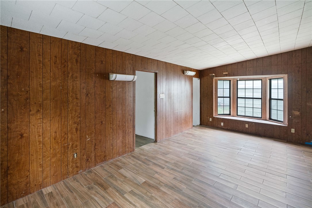 921 N Terry St Property Photo 3