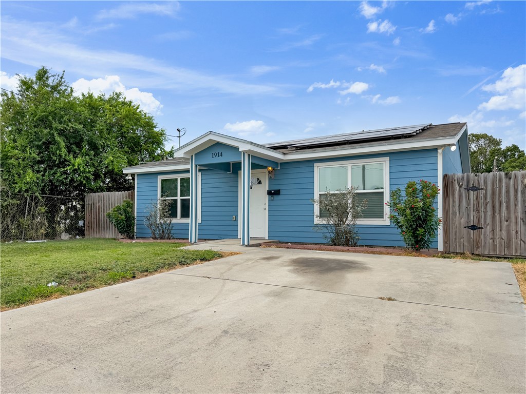 1914 Lipan St Property Photo 3