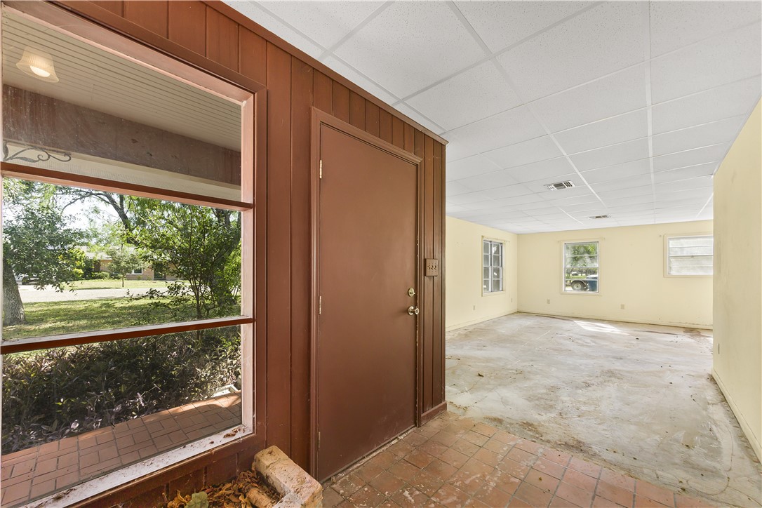 706 E Henderson St Property Photo 5