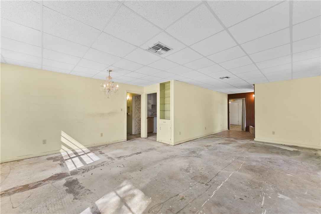 706 E Henderson St Property Photo 8