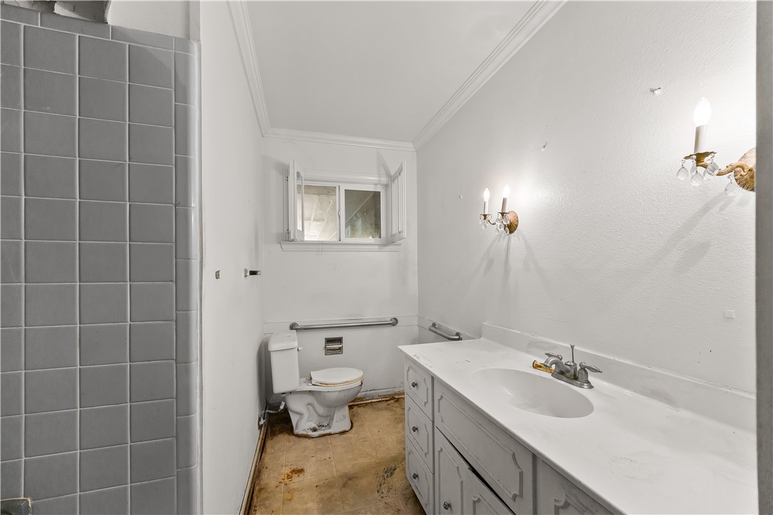 706 E Henderson St Property Photo 14