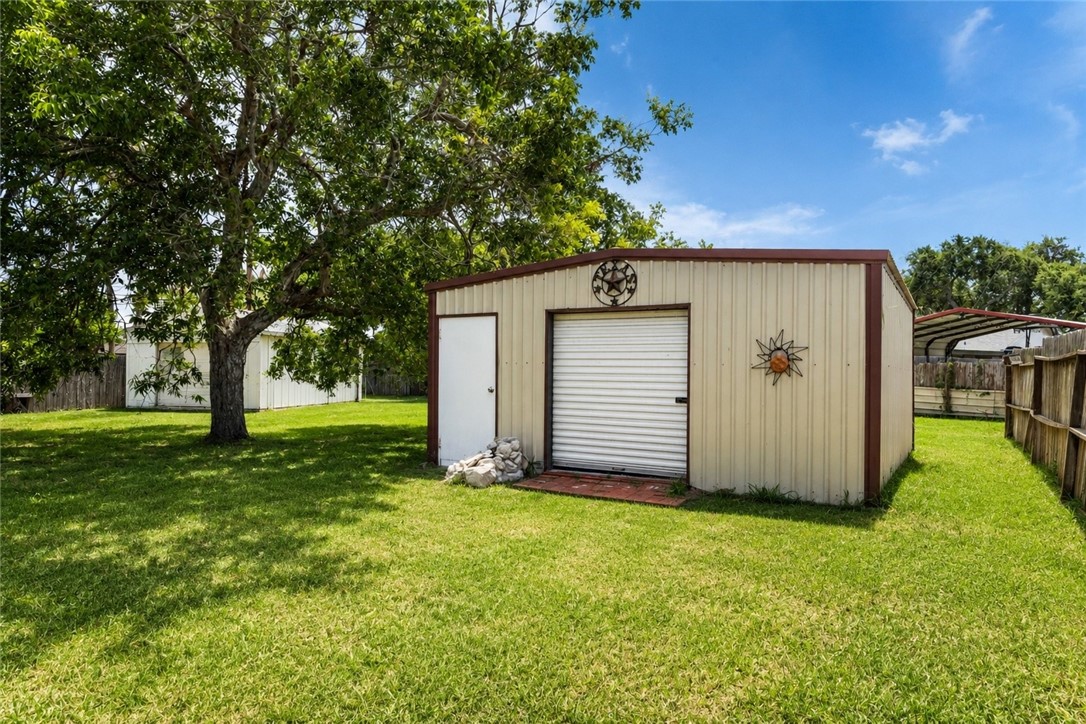 3201 E Bayberry Pl Property Photo 2
