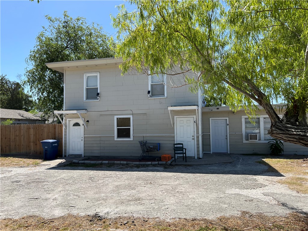 902 W Lakeside Dr Property Photo 2