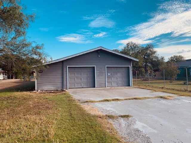 221 1/2 W Corral Ave Property Photo 2