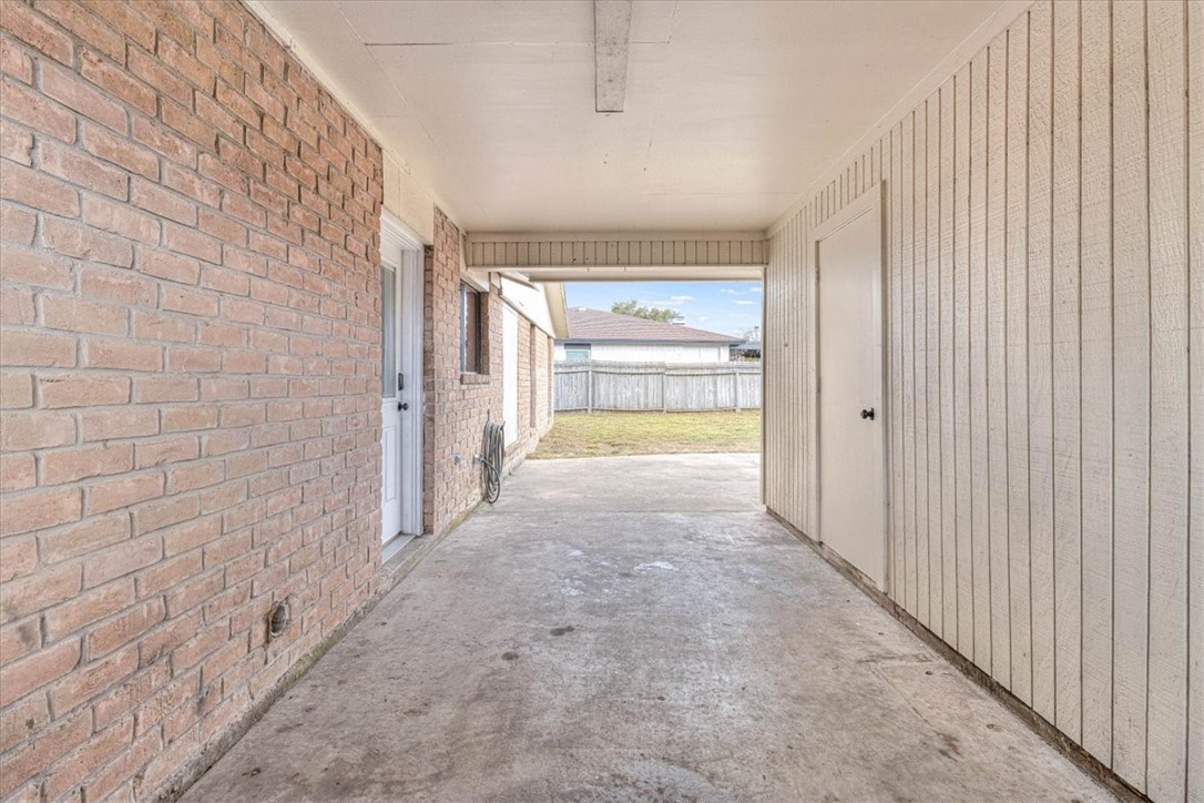 985 Crossbill St Property Photo 33