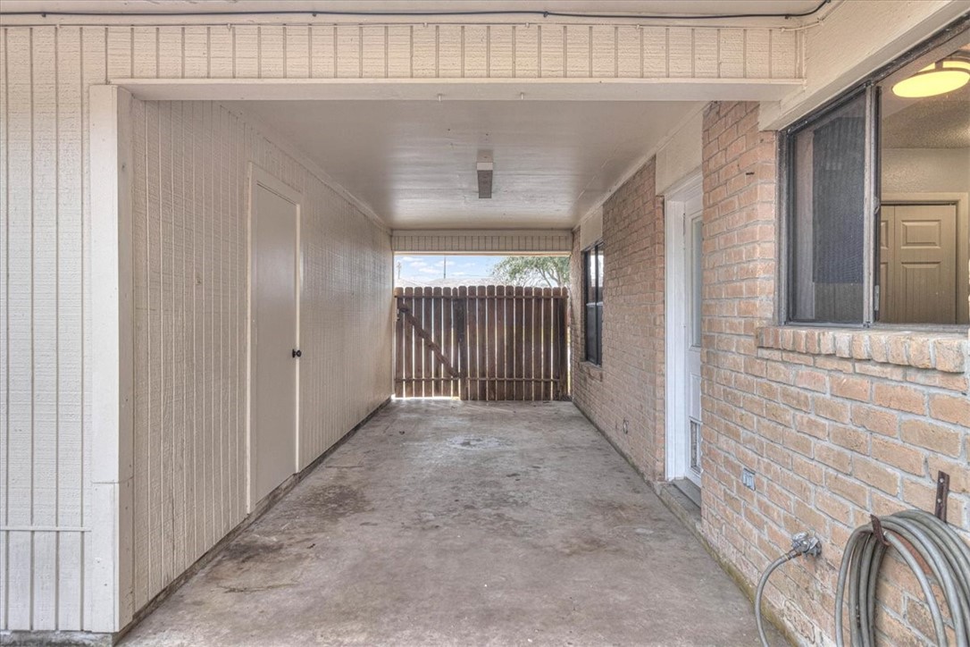 985 Crossbill St Property Photo 34