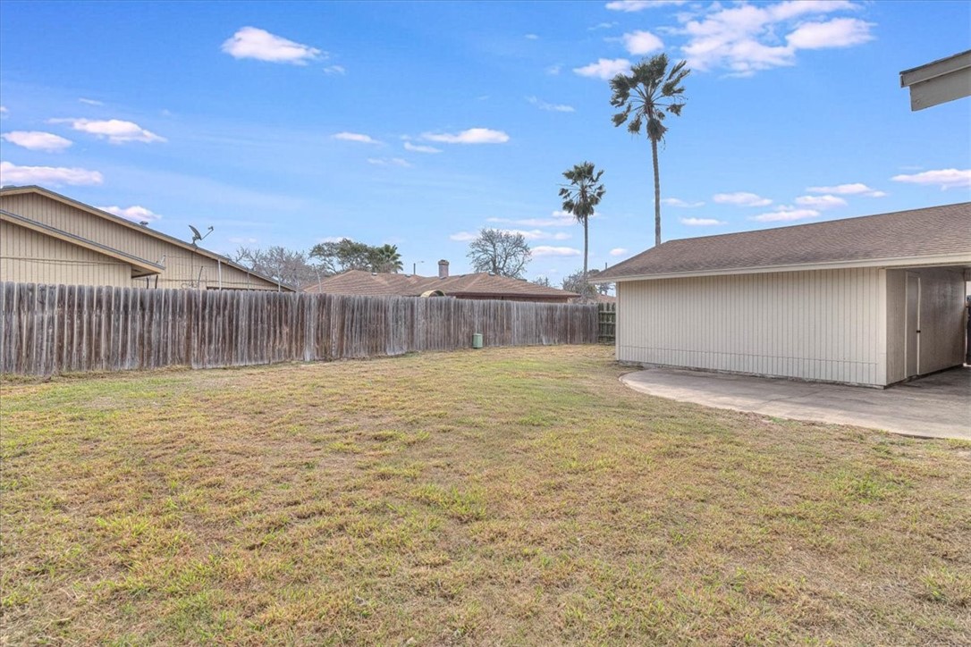 985 Crossbill St Property Photo 38
