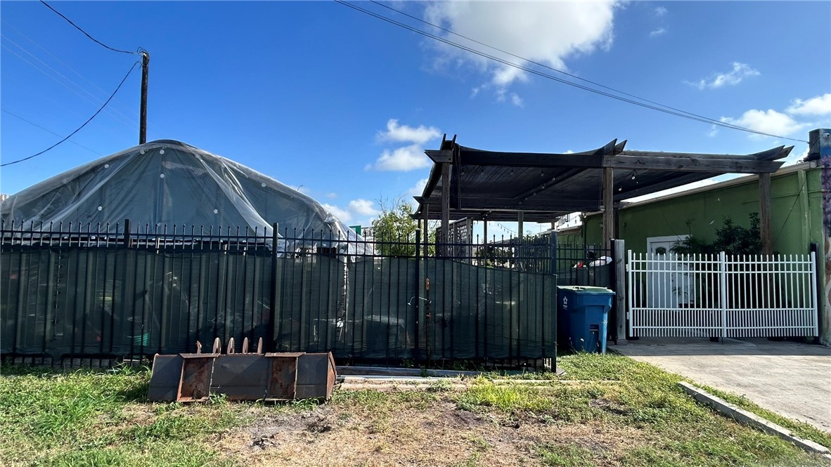809 Houston St Property Photo 16