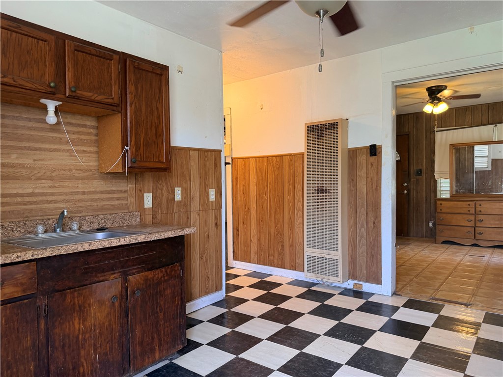 1402 Woodlawn Dr Property Photo 2
