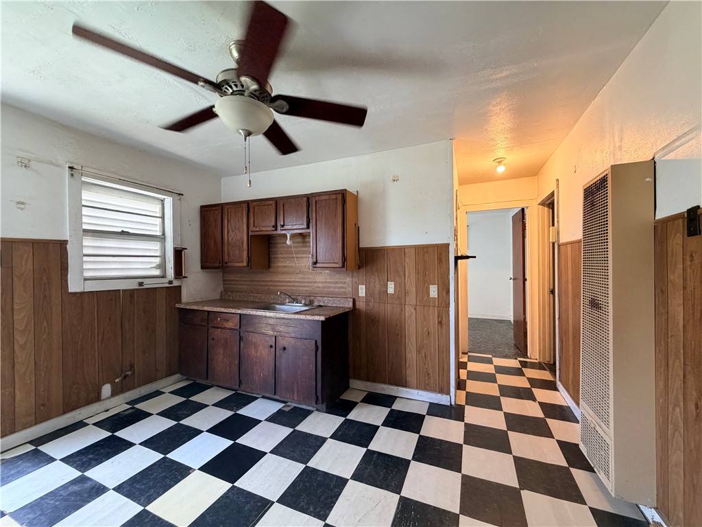1402 Woodlawn Dr Property Photo 3