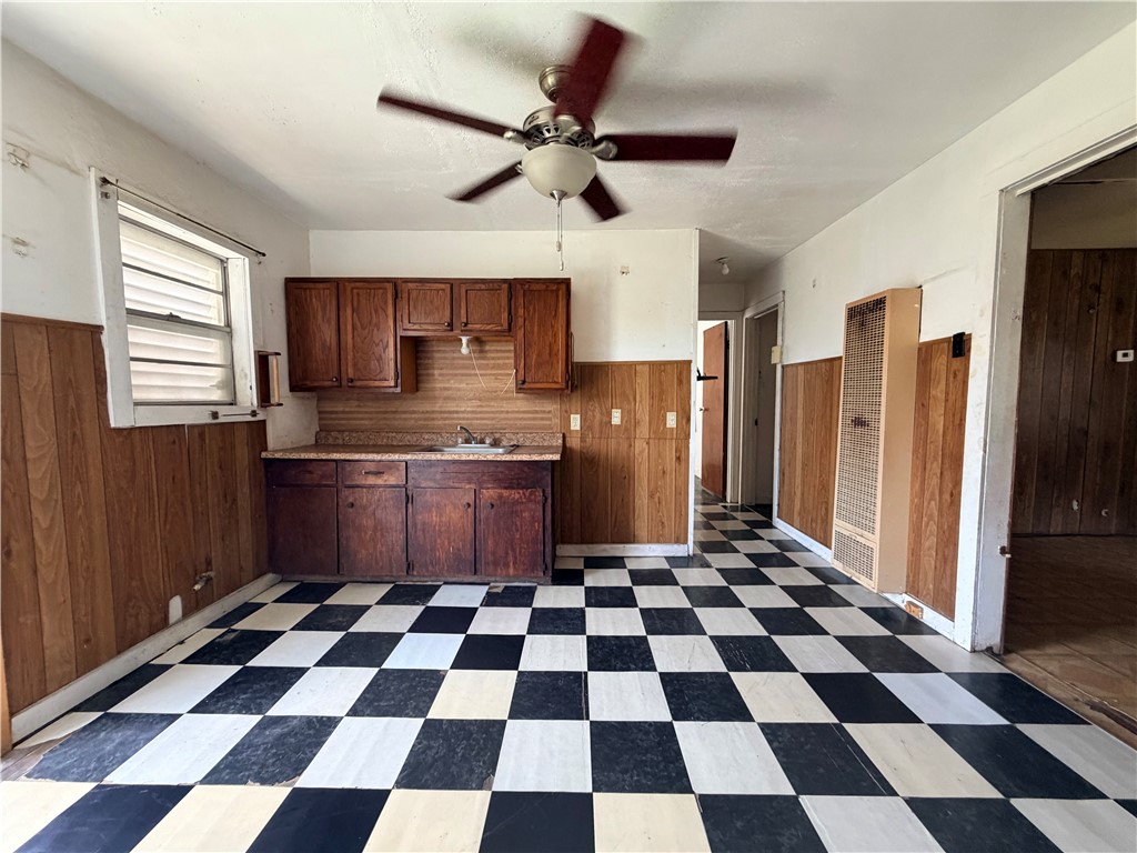 1402 Woodlawn Dr Property Photo 4