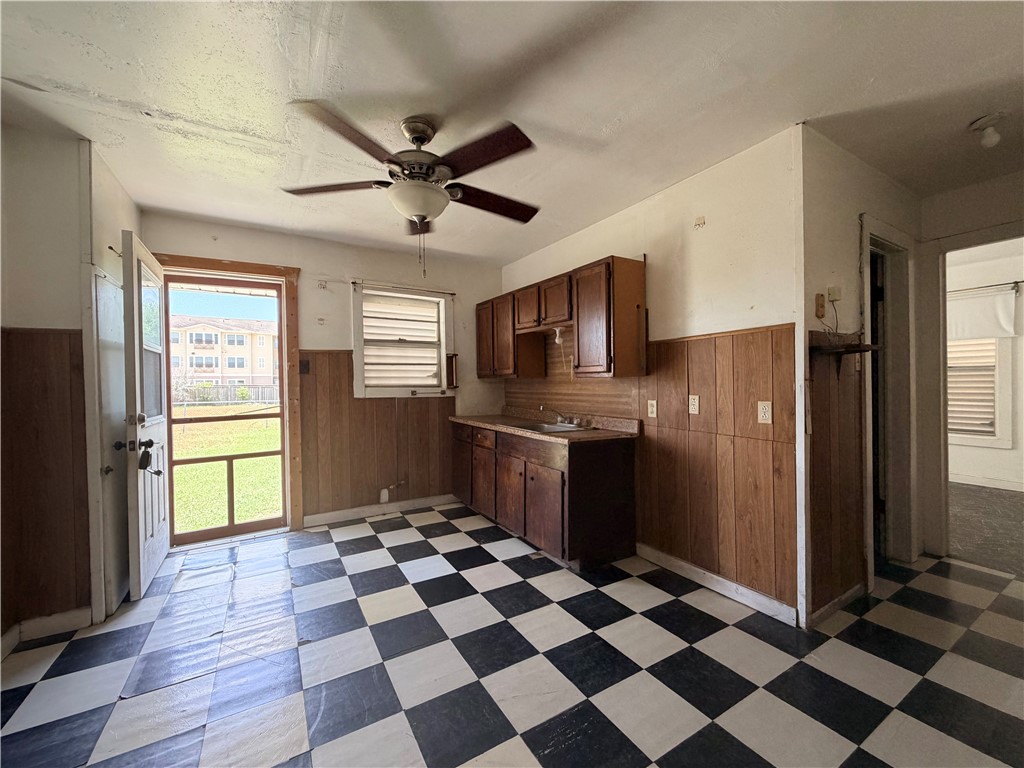 1402 Woodlawn Dr Property Photo 6