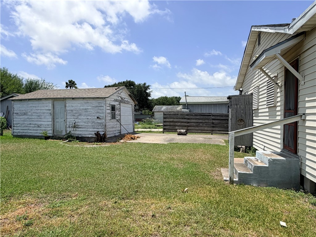 1402 Woodlawn Dr Property Photo 16