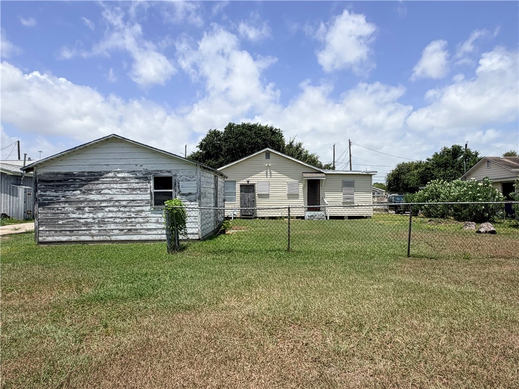 1402 Woodlawn Dr Property Photo 17