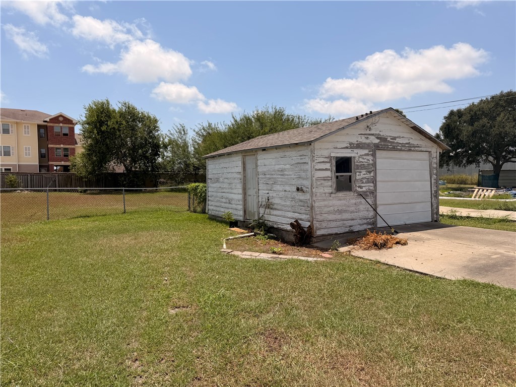1402 Woodlawn Dr Property Photo 18