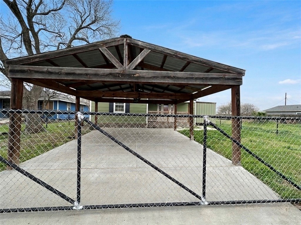 1202 Main Dr Property Photo 3