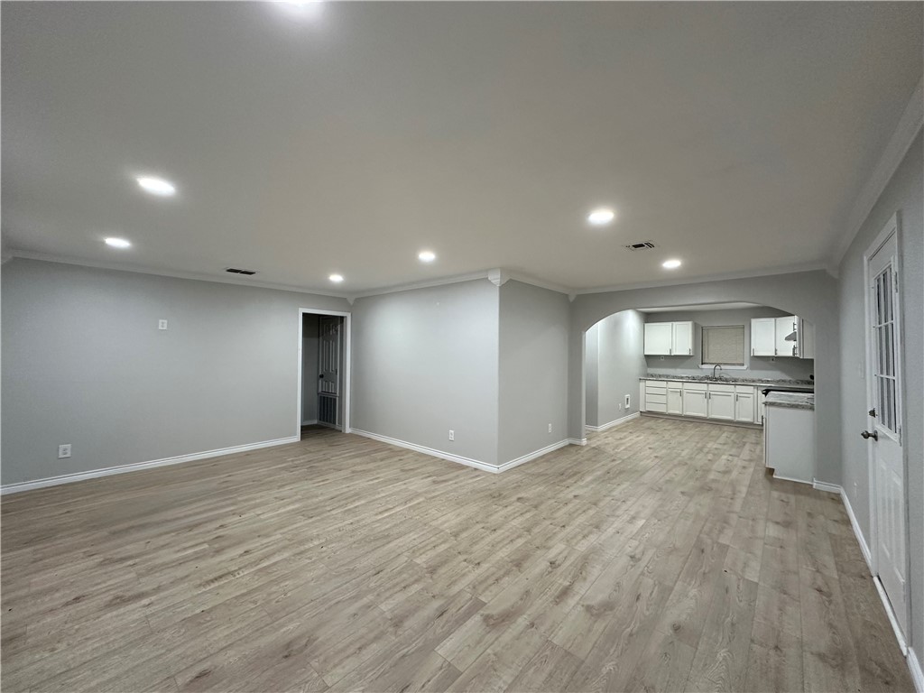 1202 Main Dr Property Photo 7
