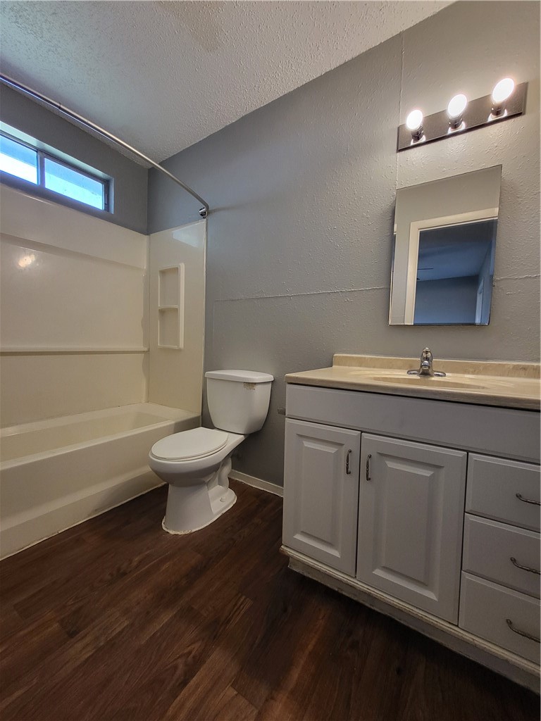 425 Clifford St 7 Property Photo 8