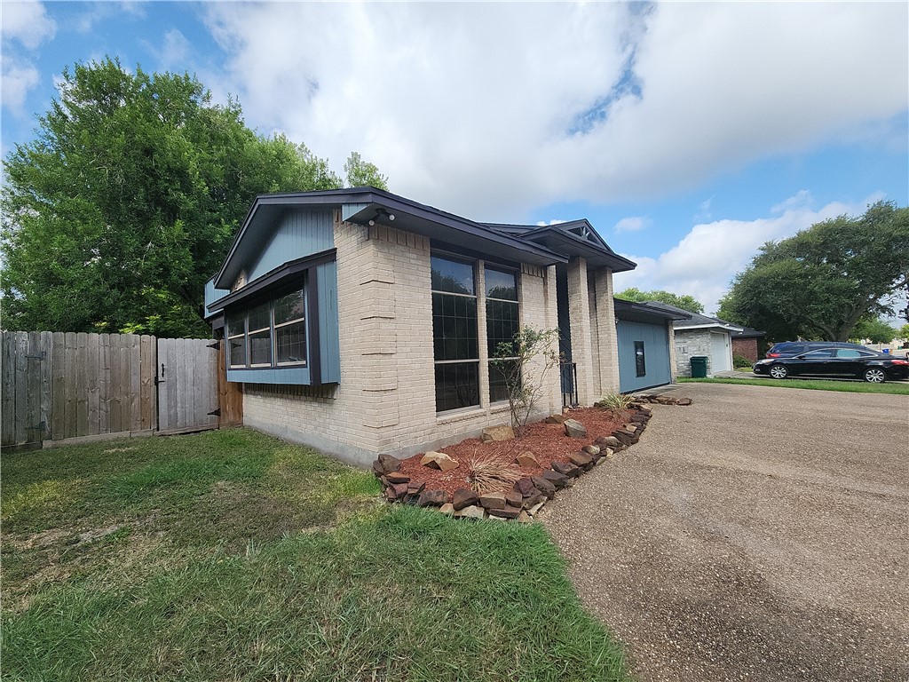 5221 Cromwell Dr Property Photo 2
