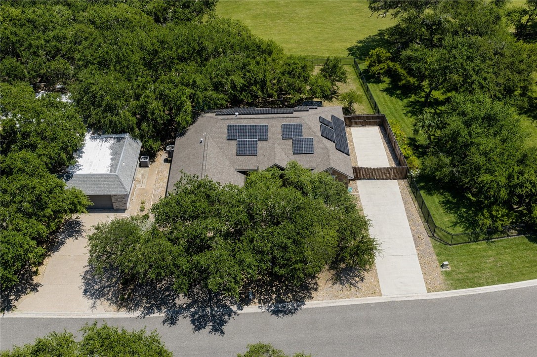 412 Fairway Oaks St Property Photo 7