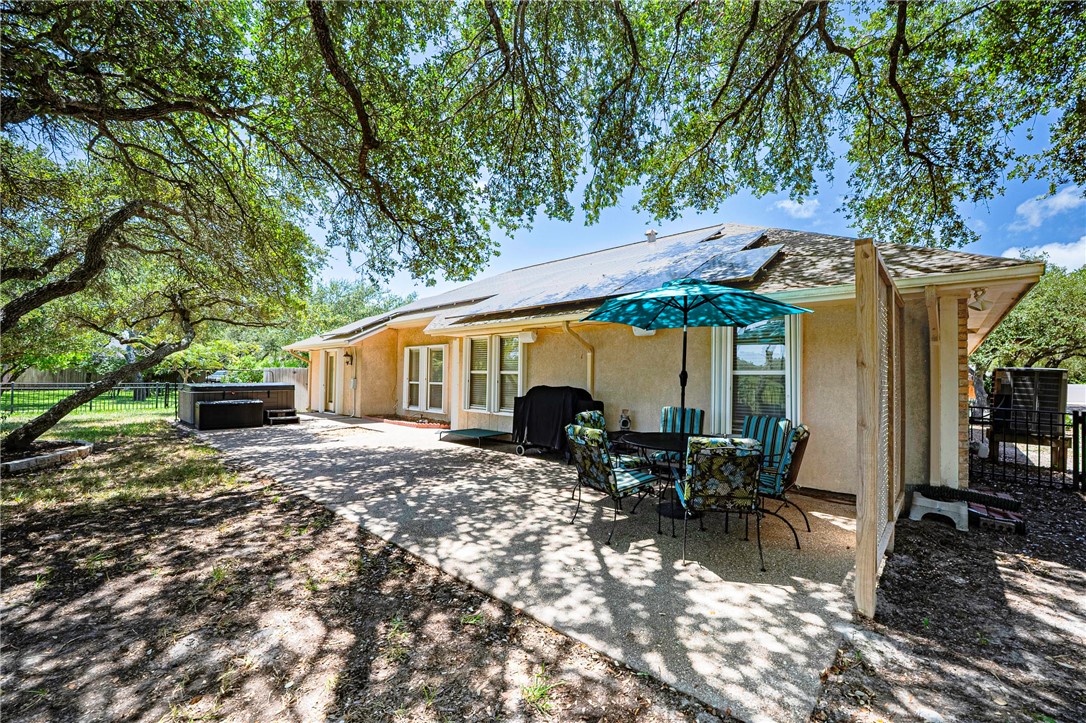 412 Fairway Oaks St Property Photo 8