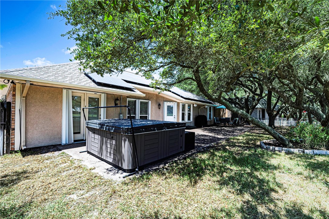 412 Fairway Oaks St Property Photo 10